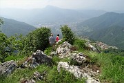 44 Dalla Madonnina con attenzione ci abbassiamo alla croce lignea posta a ricordo...